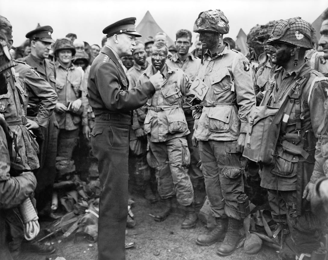 Генерал Дуайт Д. Эйзенхауэр беседует с американскими десантниками,  1944 год