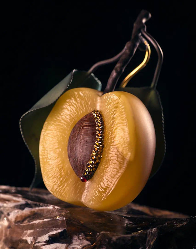 Брошь «Абрикос», титан, янтарь, золото, дерево, Markin Fine Jewellery