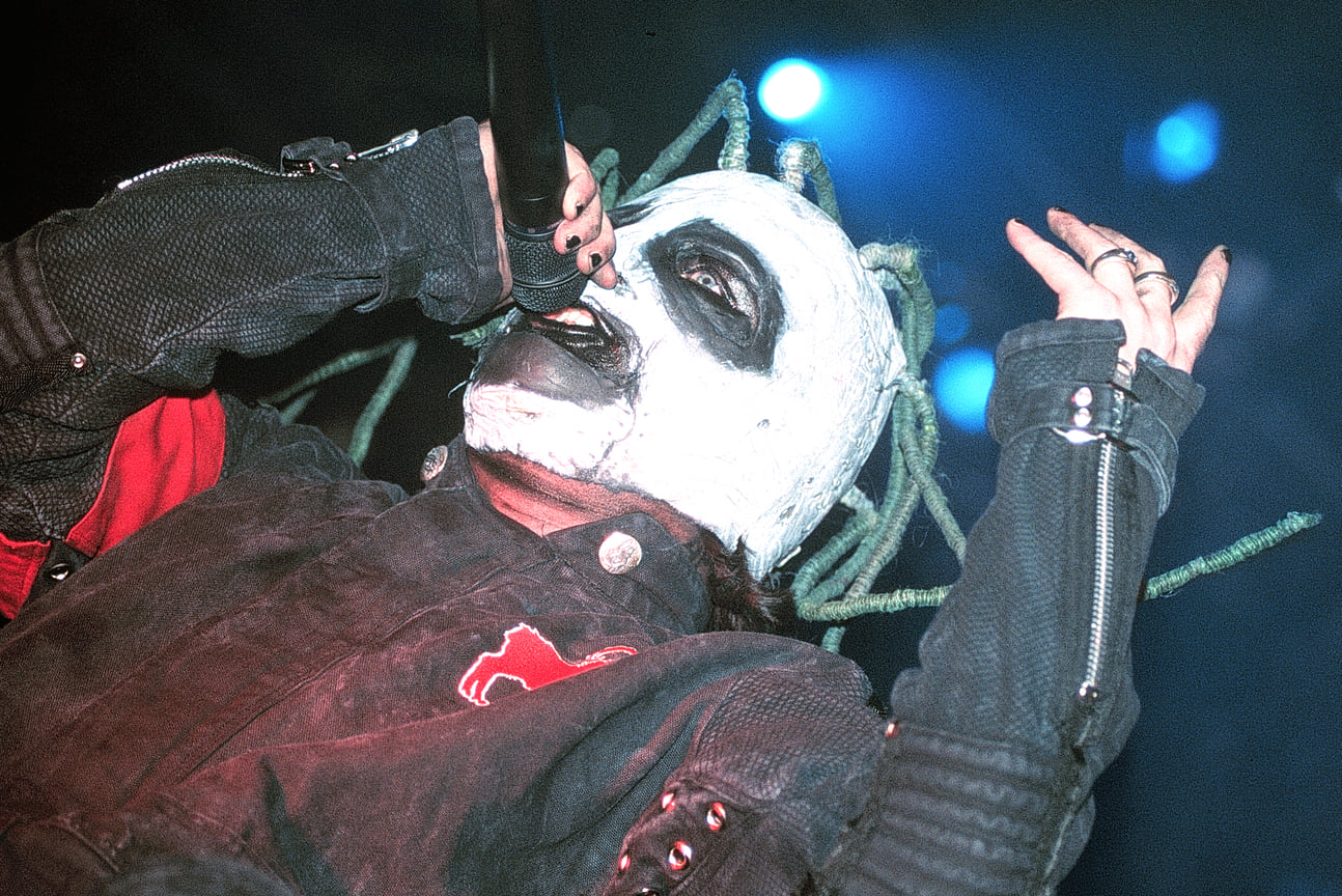 В Slipknot Кори Тейлор получил #8, а на первом живом выступлении в качестве солиста вышел на сцену с краской на лице вместо маски (традиционного элемента стиля группы)