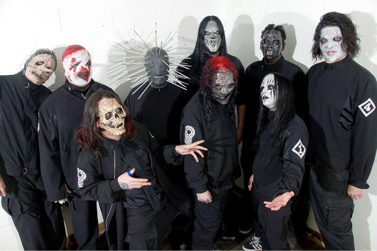 Кори Тейлор не был в составе основателей Slipknot – он присоединился к группе в 1997 году, когда музыканты искали более мелодичный вокал. Это побудило оригинального вокалиста, Андерса Колсефни, покинуть проект