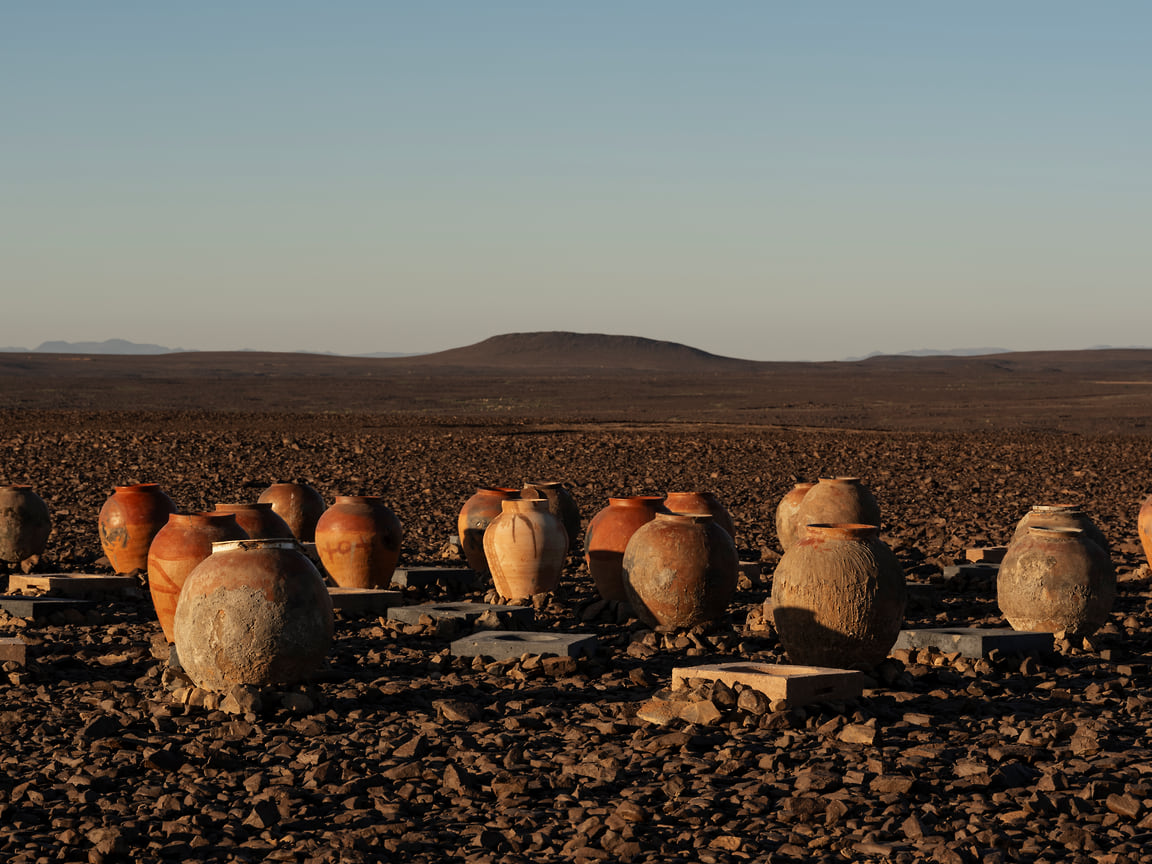 Фестиваль Desert X AlUla 2024. Ибрагим Махама, Габли Дин Пали, инсталляция «Полная тыква не гремит, гремит только частично наполненная тыква» 