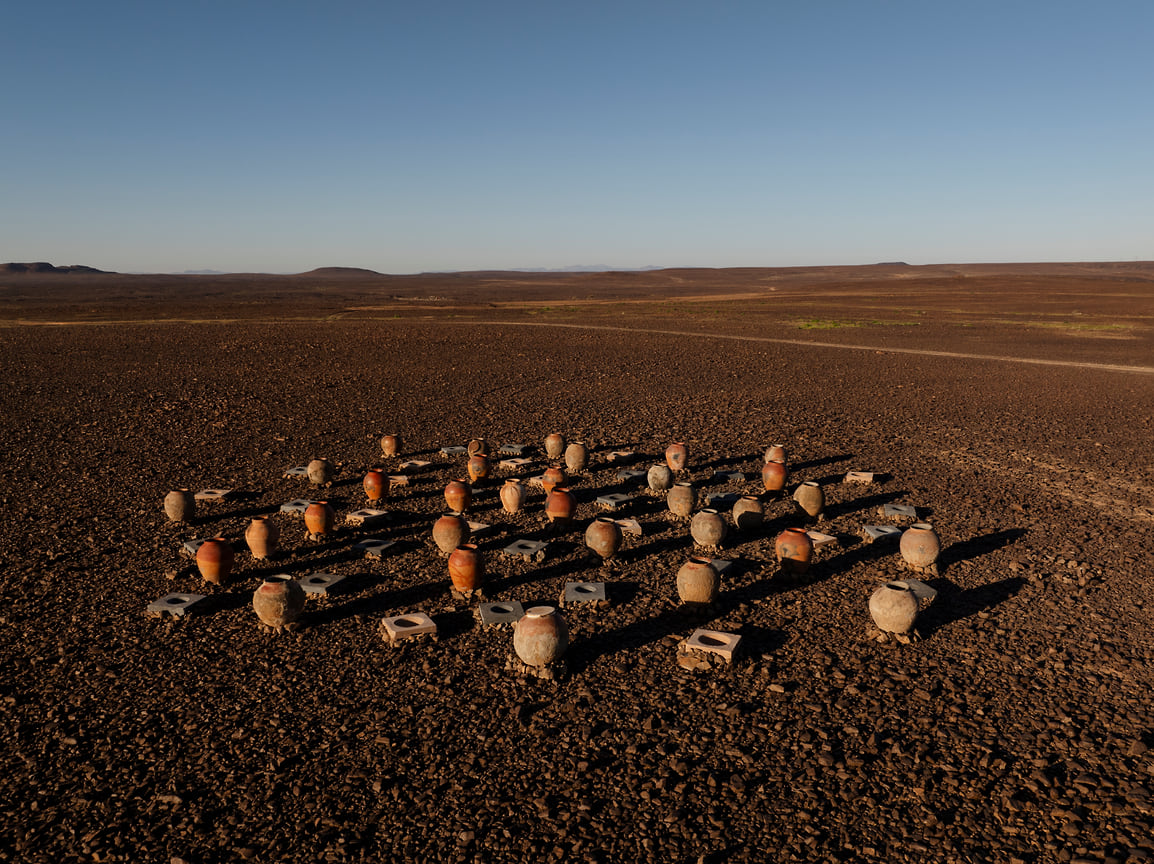 Фестиваль Desert X AlUla 2024. Ибрагим Махама, Габли Дин Пали, инсталляция «Полная тыква не гремит, гремит только частично наполненная тыква» 