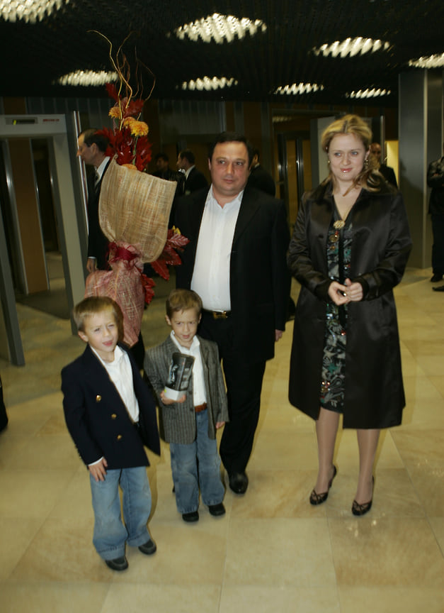 Анна Михалкова замужем за предпринимателем Альбертом Баковым (в центре). У супругов трое детей: сыновья Андрей и Сергей и дочь Лидия