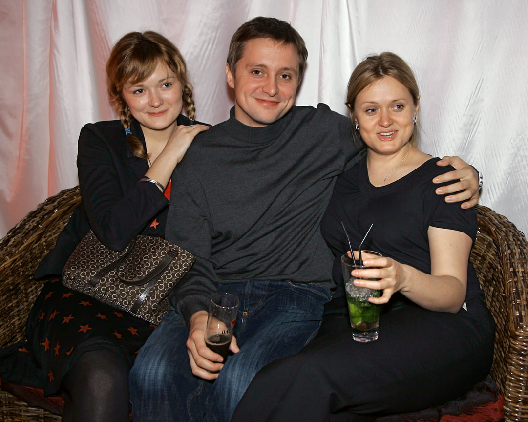 Анна — старшая дочь Никиты Михалкова. У нее также есть младшие брат и сестра, Артем (в центре) и Надежда (слева), и старший брат Степан