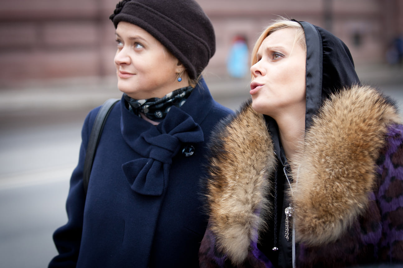 Кадр из фильма «Кококо» (2012), режиссер Авдотья Смирнова. Актрисы Анна Михалкова (слева) и Яна Троянова (справа)