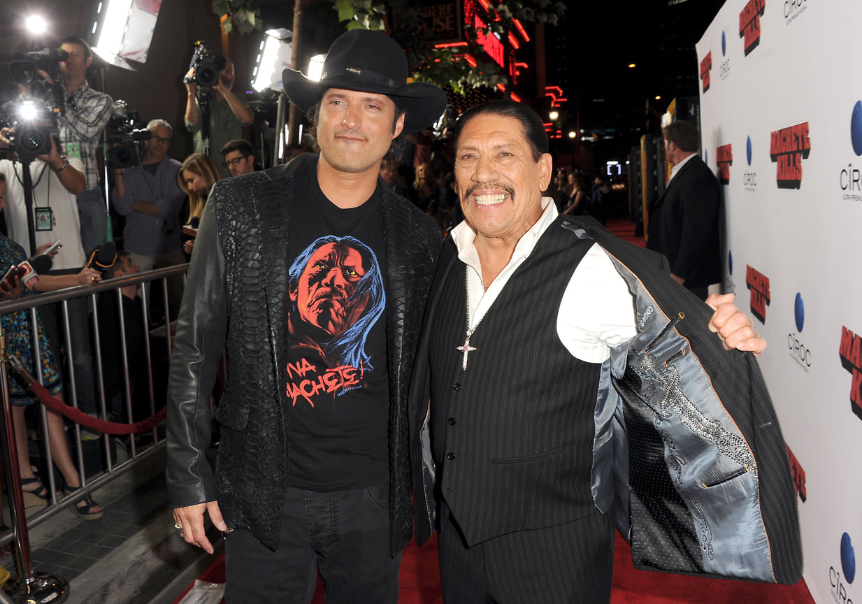 Режиссер Роберт Родригес (слева) и актер Дэнни Трехо  на премьере фильма «Мачете убивает» (2013)