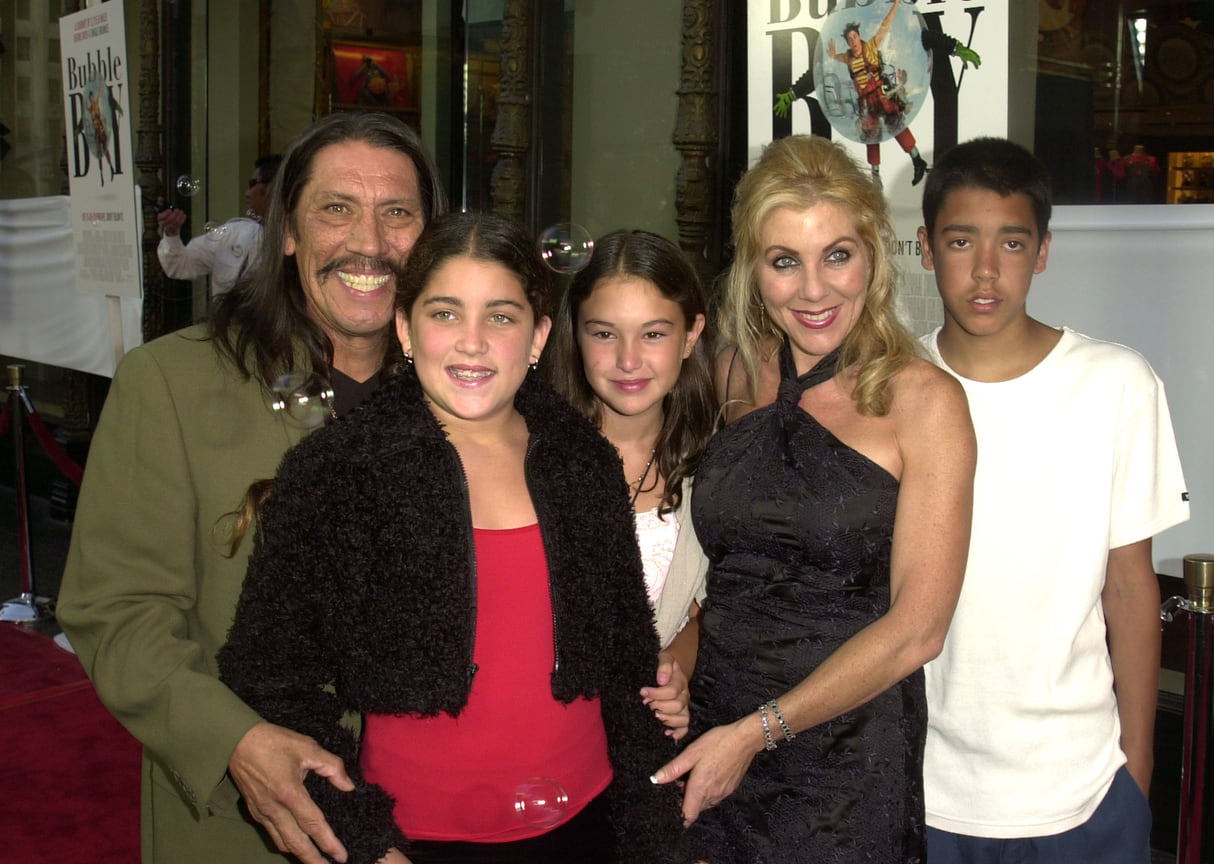 Дэнни Трехо, его жена Дебби, дочери Ребекка и Даниэль, сын Гилберт (2001)
