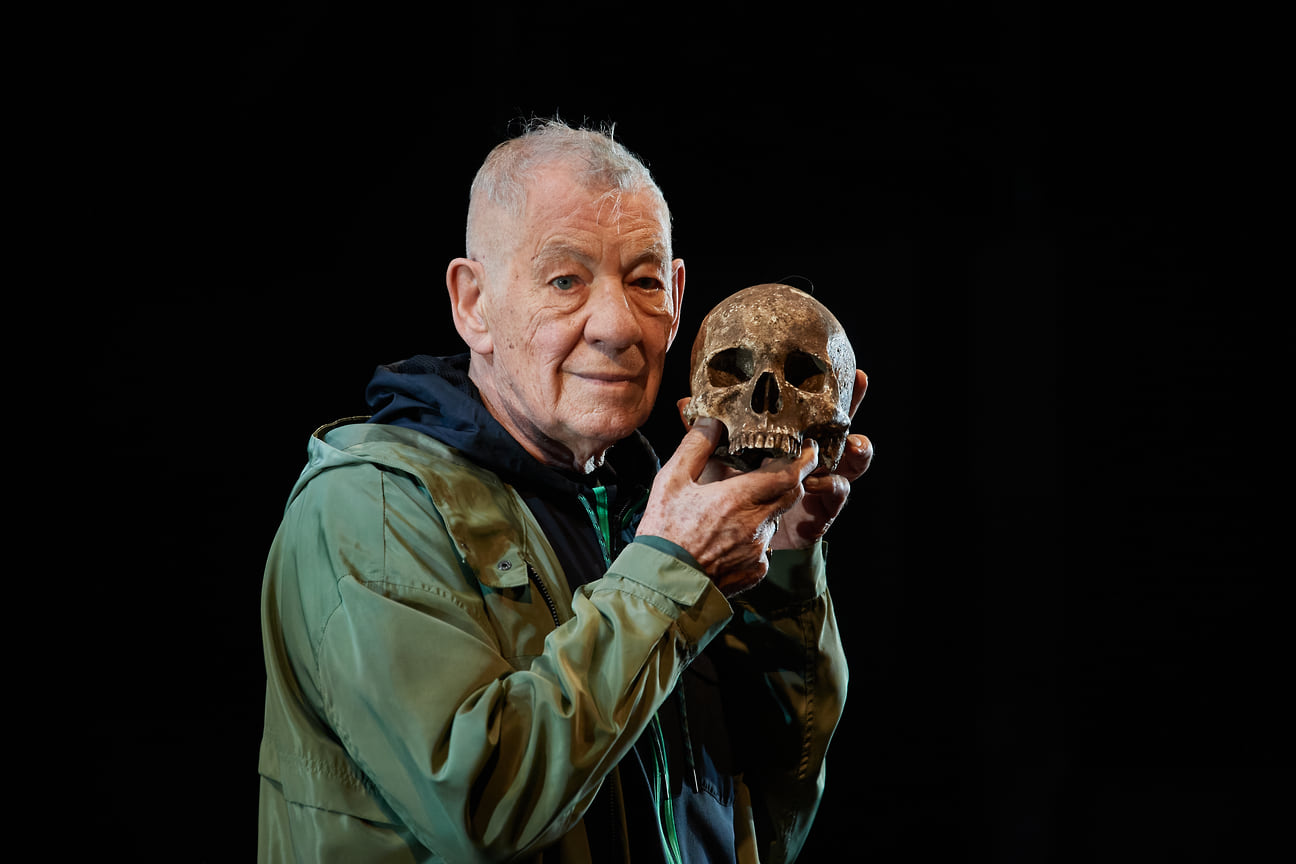 Сэр Иэн Маккеллен во время фотосессии «Гамлета» в Королевском театре Виндзора (2021)