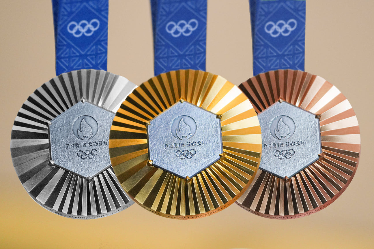Презентация олимпийских медалей (синяя лента) и паралимпийских (красная лента) игр в Париже 2024 года