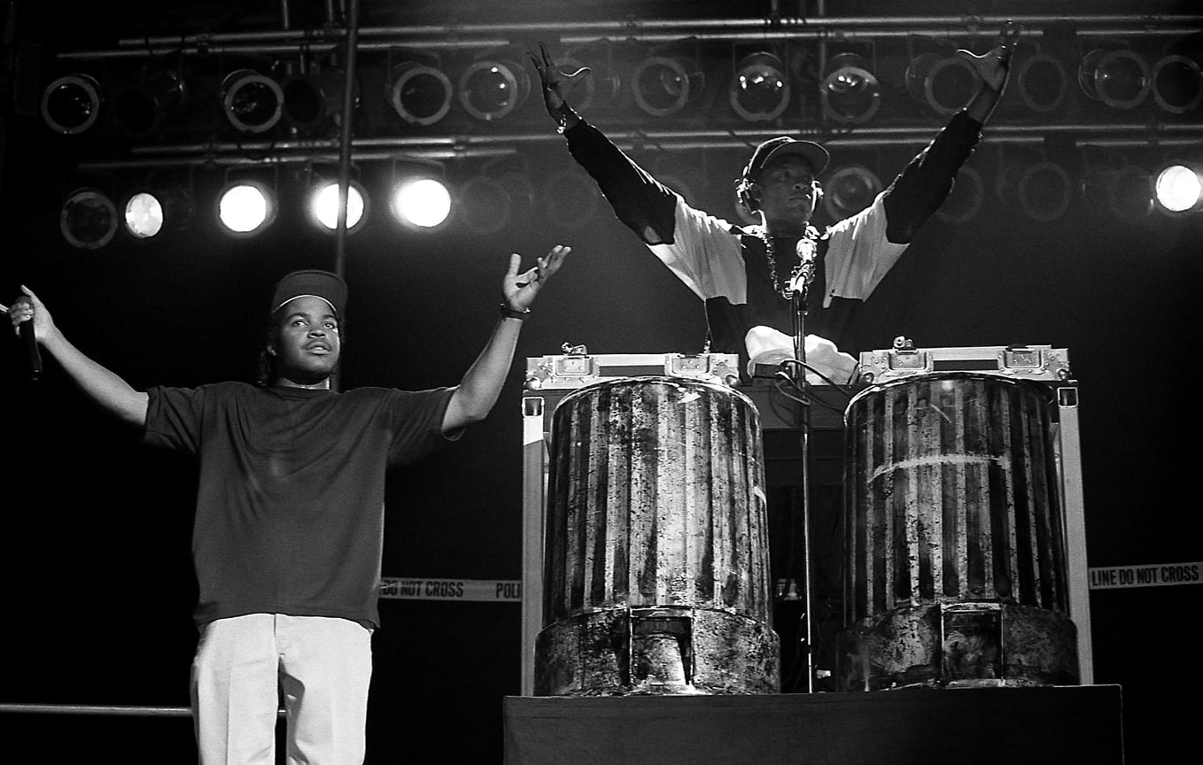 Пока Дре (справа) занимался битами, Айс Кьюб (слева) взял на себя тексты песен для группы. Большинство треков дебютного альбома Straight Outta Compton написаны именно Джексоном