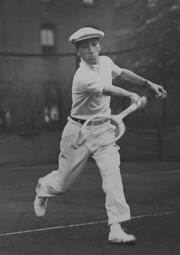 Изначально Рене Лакост разработал рубашку-поло для себя — в ней было удобнее тренироваться, чем в рубашке с длинным рукавом, которая на тот момент была официальной униформой теннисистов