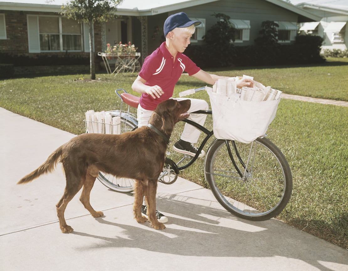 Мальчик на велосипеде с собакой по газетному маршруту, 1965 год