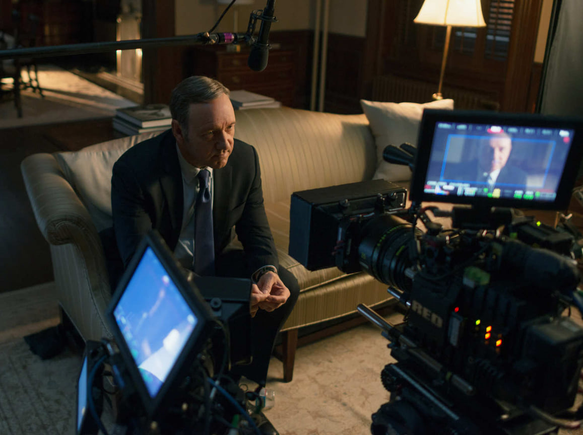 Одна из самых заметных ролей Спейси последних лет — главная роль в сериале Netflix «Карточный домик» (на фото — кадр из сериала), где он сыграл сенатора, а затем президента США Фрэнка Андервуда.