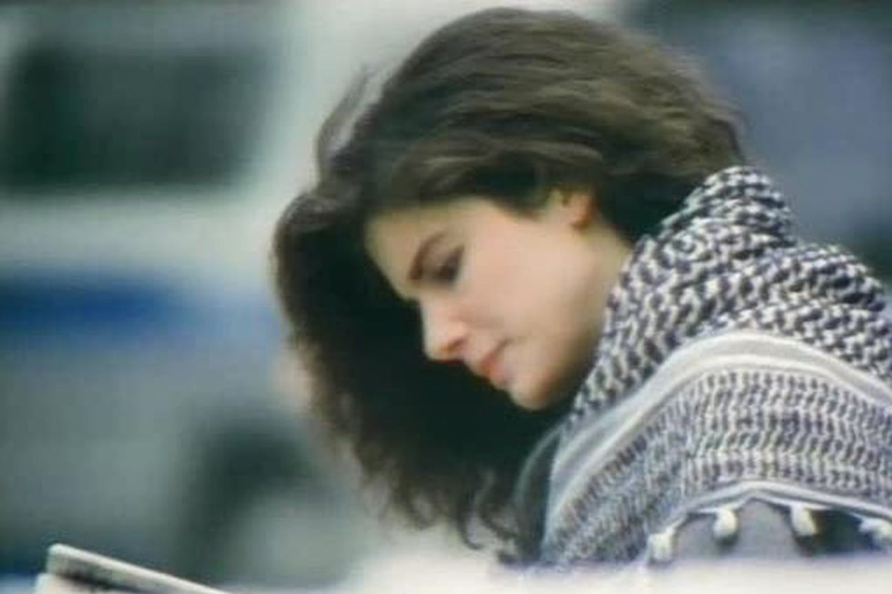 Буллок дебютировала в кино в 22 года — в фильме «Палачи» (1987)