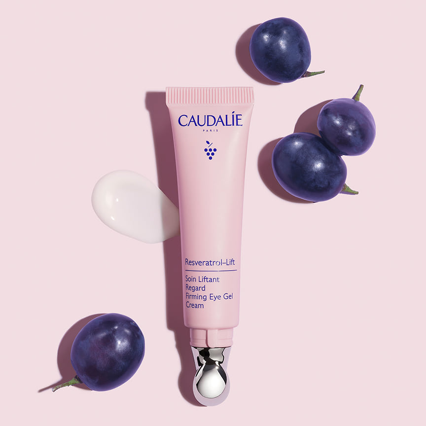 Caudalie, крем-гель для глаз Resveratrol-Lift: помогает бороться с признаками усталости, повышает упругость кожи, имеет металлический аппликатор. В составе: соединение ресвератрола, гиалуроновой кислоты, веганского коллагенового бустера и веганский коллаген