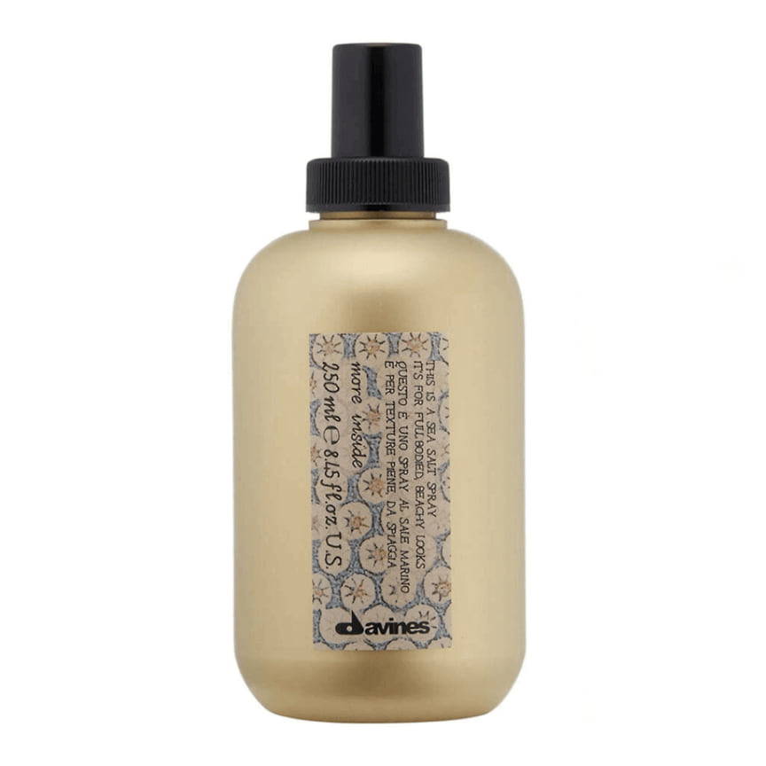 Davines, спрей с морской солью More Inside Sea Salt Spray: подходит для создания легких объемных укладок с матовым эффектом в «пляжном» стиле. Придает волосам текстуру, объем и легкий естественный блеск