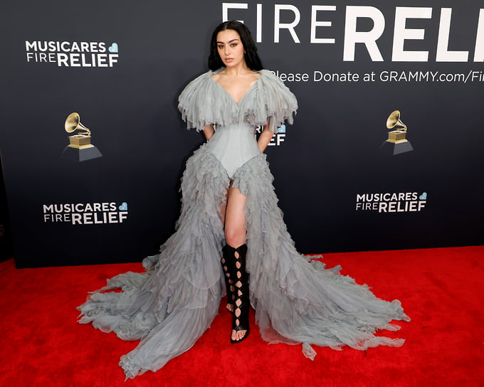 Charli XCX в платье Jean Paul Gaultier и украшениях Bucherer