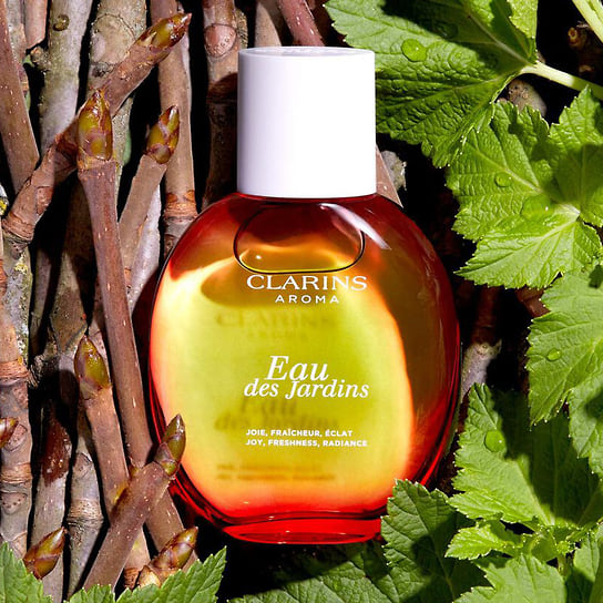 Clarins, освежающая вода Eau des Jardins — на 93% состоит из ингредиентов натурального происхождения. Ноты: цитрусовый аккорд, мята, лавр и герань, кедр, органические экстракты рябины и почек черной смородины