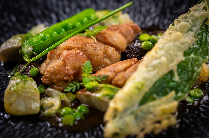 Жареный «ris de veau» с артишоками, сморчками и зеленым горошком