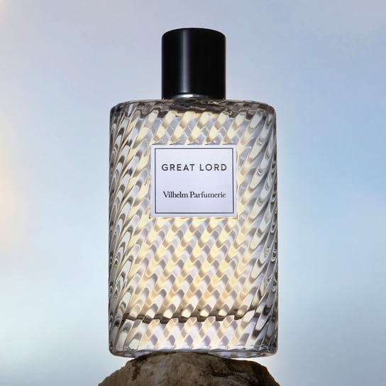 Vilhelm Parfumerie, парфюмерная вода Great Lord. Ноты: кардамон, слива, итальянский мандарин, кожа, шафран, китайский османтус, фиалка, бессмертник, дубовый мох, амбра, сахар, мускус, пачули