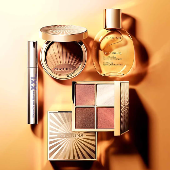 Clarins, летняя коллекция макияжа «Золотое лето»: фиксатор для макияжа Fix’ Make-up, бронзирующая пудра Bronzing Powder, хайлайтеры для лица и век All-in-one palette, объемная тушь для ресниц Wonder Volume Mascara XXL, в синем оттенке