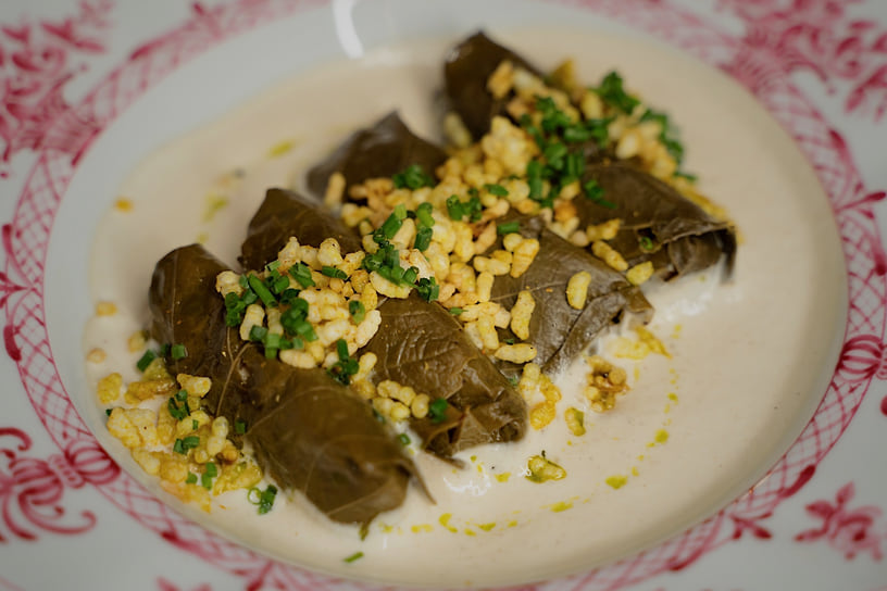 Толма из мяса кролика со сливочно-чесночным соусом