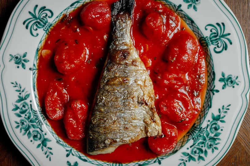 Дорадо, аква-пацца с солеными томатами и жженным лимонами