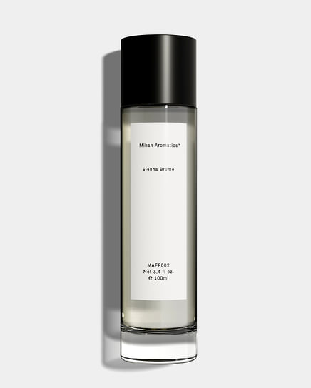 Mihan Aromatics, духи Sienna Brume. Ноты: огурец, плоды можжевельника, белый перец, кокос, пальма, древесные смолы, кедр, древесные ноты, амбра.