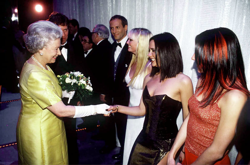 Королева Елизавета II приветствует группу Spice Girls в Букингемском дворце, 1997