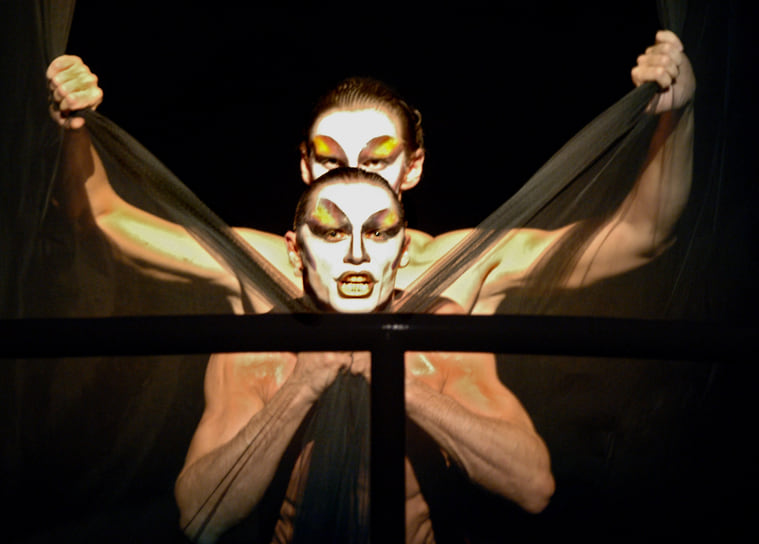 Сцена из спектакля Романа Виктюка «Служанки»