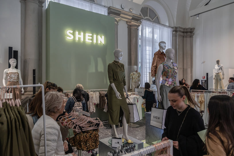 Pop-up бутик SHEIN в Палаццо деи Джуре Консулти. Китайская платформа электронной коммерции SHEIN, специализирующаяся на ультрабыстрой моде