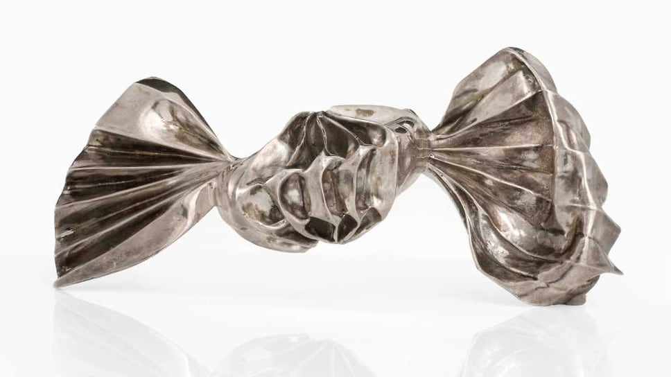 Линда Бенглис, серебряная брошь, 2000 год