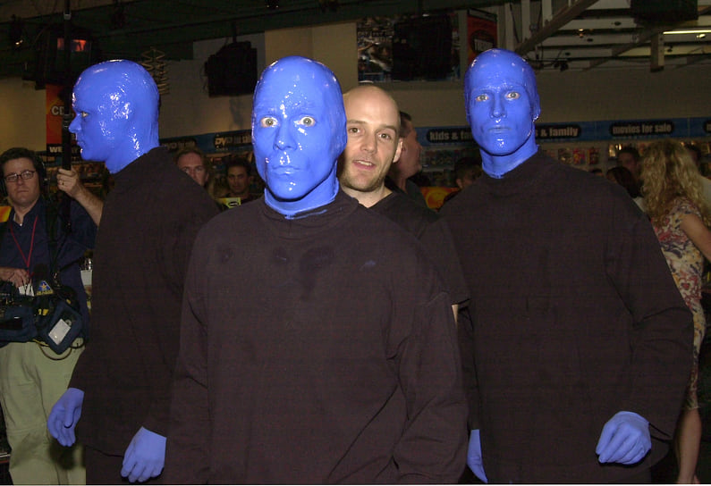 Моби и группа перформеров Blue Man Group в Калифорнии, август 2002
