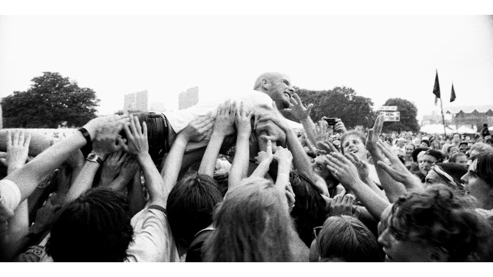 Моби и толпа фанатов на фестивале Lollapalooza, август 1995
