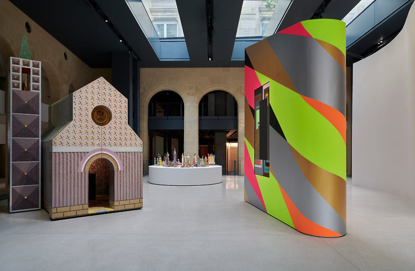 Вид с первого уровня Alessandro Mendini, Bodys Isek, Kengelez, Alessandro Mendini и Peter Halley