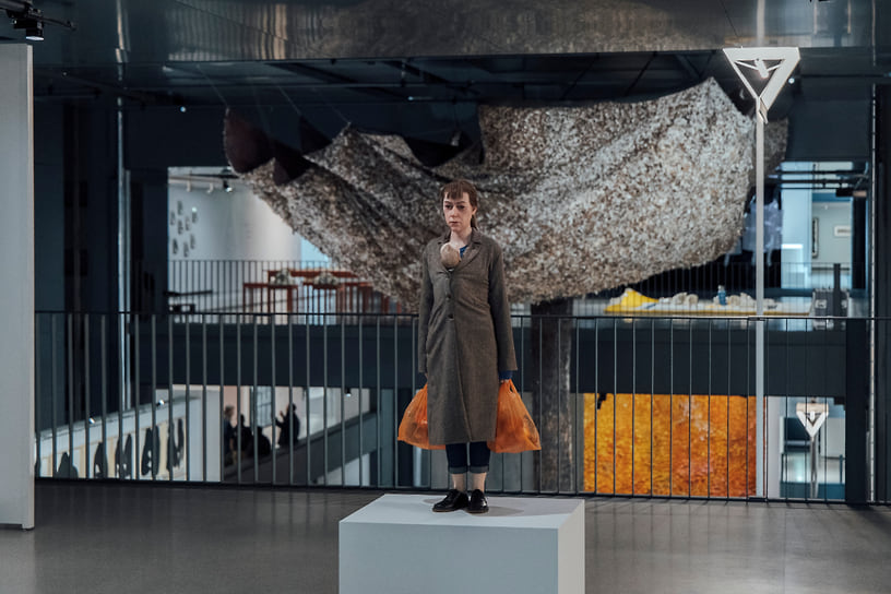 Вид со второго уровня Ron Mueck, Solange Pessoa, Olga de Amaral