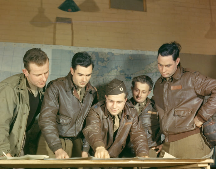 Экипаж B-17 из 385-й бомбардировочной группы восьмого воздушного соединения ВВС армии США наносит цель на карту перед выполнением боевого задания, Англия, около 1943 года