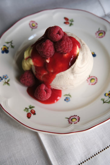 Павлова с кукурузным кремом и малиной