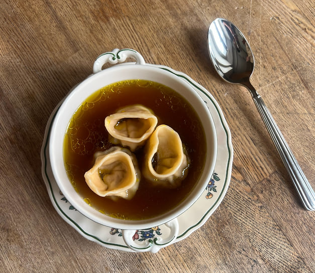 Консоме с пельменями из утки