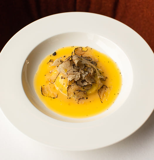 Равиоло с начинкой из рикотты, шпината и черного трюфеля в ресторане Osteria Osso