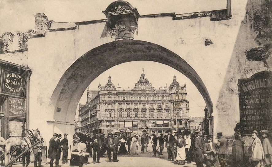 Вид дома Страхового общества на Лубянской площади с Никольской улицы (от Владимирских ворот), 1900-е