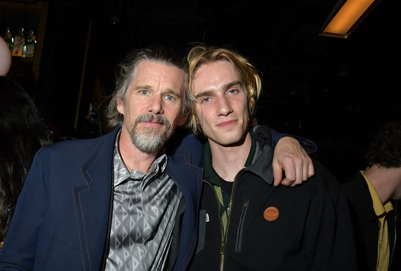 Итан Хоук и его сын Левон Хоук на премьере фильма «Дикая кошка», 2024 год