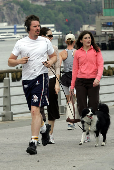 Итан Хоук на пробежке в Нью-Йорке, май 2006 года
