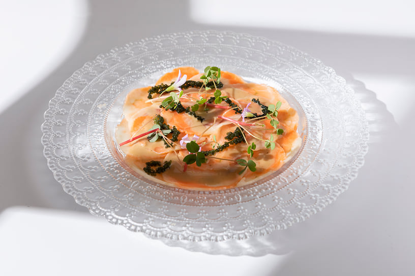 Карпаччо из чира и форели с соусом шито и морским виноградом