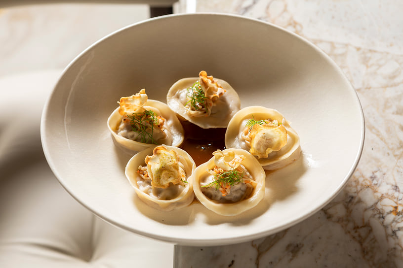 Пельмени из мяса марала с бульоном и иноки