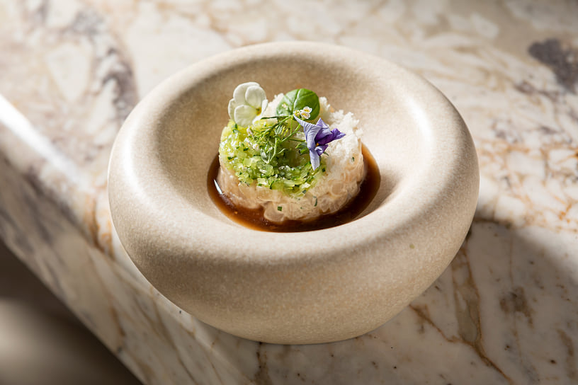 Тартар из гребешка с соусом из жаренного гребешка и коньяком