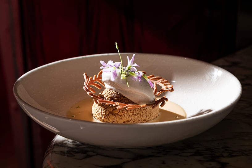 Шу с ванильным соусом англес и мороженым из халвы