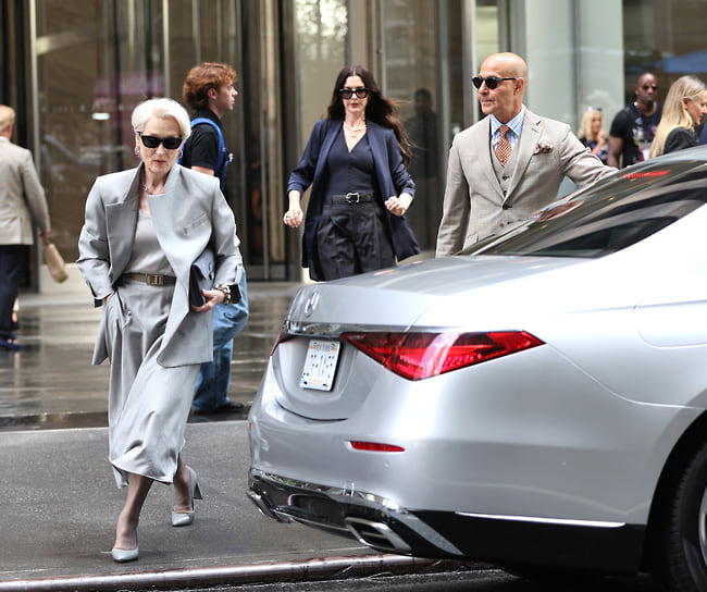 Стэнли Туччи, Мэрил Стрип и Энн Хэтэуэй на съемках «Дьявол носит Prada» 2
