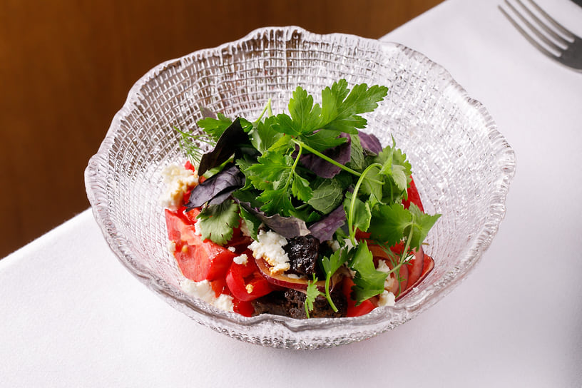 Салат из томатов с молодым сыром и соусом из кваса