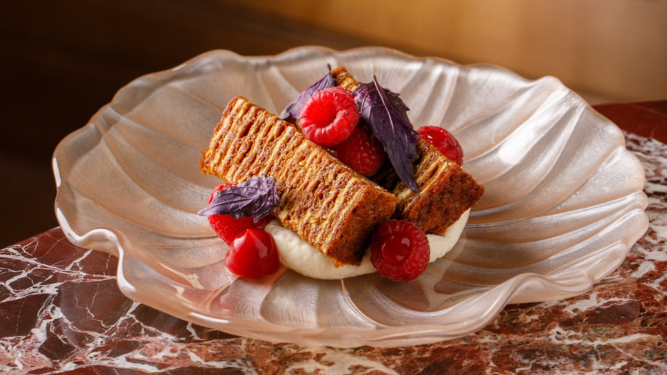 Медовик со свежей малиной